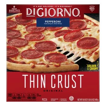 Caja roja con etiquetas y Pizza de pepperoni con masa delgada original de DIGIORNO con una mano que sirve una porción.