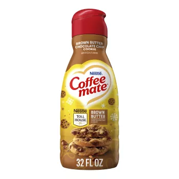 Vista frontal centrada de una botella de creamer líquido Coffee mate Brown Butter Chocolate Chip Cookie de 32 FL OZ (1 QT) 946 ml.