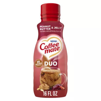 Una botella roja con franjas multicolor en el frente. La etiqueta de Coffee mate sobre un café helado con una cucharada de mantequilla de maní y jalea.
