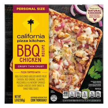 Caja de BBQ Chicken Recipe Pizza con una pizza, cilantro y cebolla morada con letreros de pollo natural y tamaño individual.