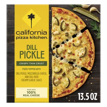 Vista frontal centrada de caja con peso neto de 13.5oz (383g) de pizza congelada crocante con pepinillos de California Pizza Kitchen.
