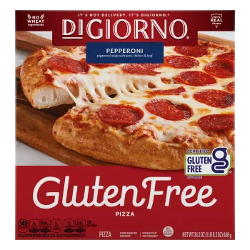 Una caja de pizza sin gluten de pepperoni que lee nueva receta mejorada, sin trigo y queso 100% auténtico.