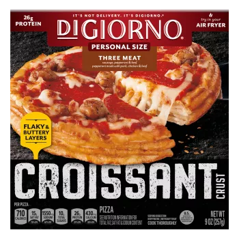 Vista frontal centrada de caja de 9oz (257g) de pizza 3 Meat con masa croissant tamaño 6.5 in de DIGIORNO.