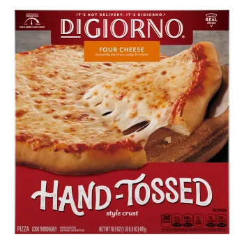Caja de DiGiorno Hand-Tossed Four Cheese Pizza con pizza en una tabla de cortar, espátula y el logotipo de Hand-Tossed Style.