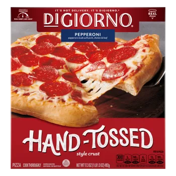Caja de DiGiorno Hand-Tossed Pepperoni Pizza con una pizza en una tabla de cortar y el logotipo de Hand-Tossed Style.