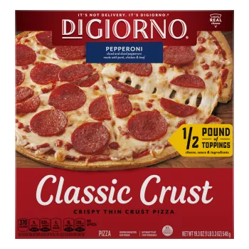 Vista frontal de una pizza DIGIORNO® Classic Crust Pepperoni.