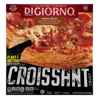 Caja de DiGiorno Croissant Crust Three Meat Pizza que lee capas MANTECOSAS con el logo de masa de croissant.