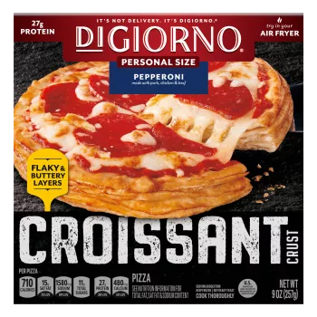 Caja de pizza individual de pepperoni y masa croissant que dice masa hojaldrada y mantecosa y pruébala en freidora de aire.
