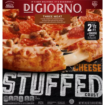 Caja de pizza DiGiorno Stuffed Crust Three Meat, con el queso estirado desde el borde de la pizza y etiquetas Stuffed Crust