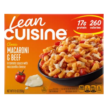 Caja de Classic Macaroni and Beef con etiqueta de favorito junto a un tazón de macarrones con salsa de tomate y carne de res.