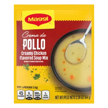 Tazón de sopa de crema de pollo con zanahorias, una cuchara y un pollo entero y una cebolla cerca de una etiqueta amarilla.