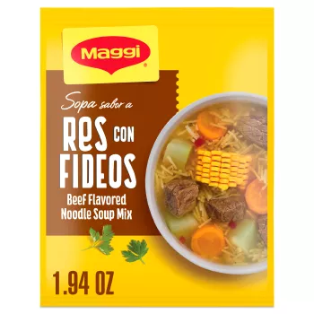 Paquete amarillo con el logo de Maggi y una etiqueta marrón a la izquierda. Olla grande de sopa de res con fideos a la derecha de las etiquetas.