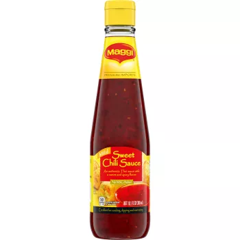 Foto con vista del frente de un envase de Salsa de chile dulce MAGGI de 300 ml con una etiqueta roja y amarilla brillante mostrando unos rollitos primavera junto a una taza de salsa en una botella.