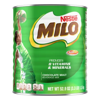 Una lata verde con el logotipo de MILO y un chico con una camiseta verde encestando una pelota de baloncesto sobre el nombre del producto y sus beneficios.
