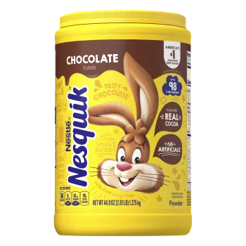 Un envase amarillo con el conejo de Nesquik, una etiqueta marrón y un vaso de leche de chocolate.