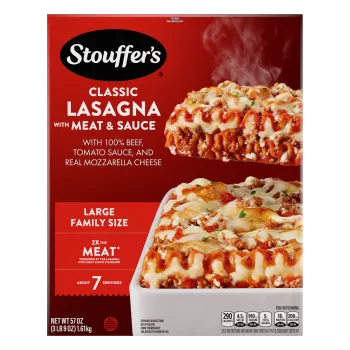 Caja de Lasagna with Meat & Sauce con un plato y una fuente de lasaña junto al nombre del producto y una etiqueta que dice "el doble de carne".