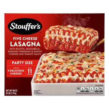 Caja de lasaña Cheese Lovers que lee hecha con 5 deliciosos quesos y tamaño fiesta, con una espátula sirviendo una porción.