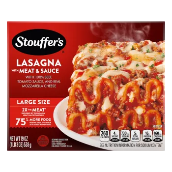 Un plato de Lasagna with Meat & Sauce sobre una mesa debajo del nombre del producto, una etiqueta que dice Tamaño grande y otra que dice "el doble de carne".