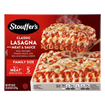 Un plato de Lasagna with Meat & Sauce junto a un plato rojo de lasaña sobre una mesa debajo del nombre del producto y de una etiqueta que dice "el doble de carne".