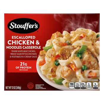 Una caja de Escalloped Chicken & Noodles con un plato con pasta, pollo y verduras debajo del nombre y el logotipo del producto.