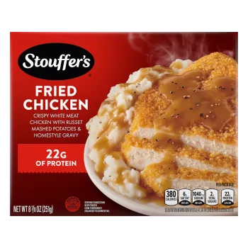 Caja de Fried Chicken con un plato de pollo, puré de papas y salsa espesa junto al nombre del producto y al logo de STOUFFER'S.