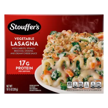 Caja de Veggie Lovers Lasagna con un plato de lasaña sobre una mesa debajo del nombre del producto y del logo de STOUFFER'S.