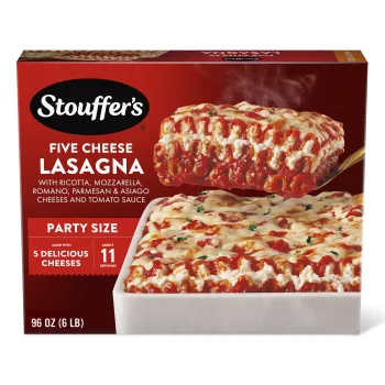 Caja de lasaña Cheese Lovers que lee hecha con 5 deliciosos quesos y tamaño fiesta, con una espátula sirviendo una porción.