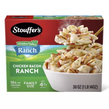 Vista frontal centrada de caja de 30oz (850g) de Pollo con salsa ranch y tocino de Stouffer's.