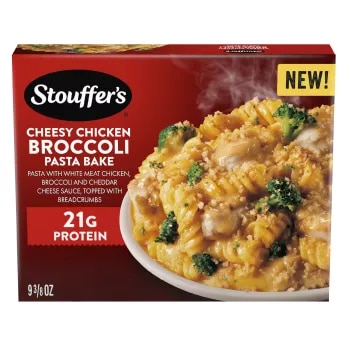 Vista frontal central de comida congelada Cheesey Chicken Broccoli Pasta Bake de STOUFFER'S de 9.375oz. PESO NETO 9 3/8 oz (265g ).