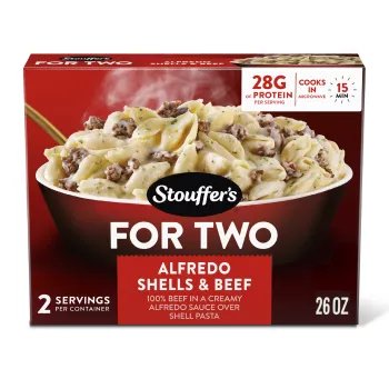 Vista frontal de caja de comida congelada Alfredo con carne tamaño familiar de Stouffer's de 26oz (1lb 10oz/737g) de peso neto.