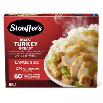 Caja de Roast Turkey Breast con un plato de pavo, relleno y papas debajo del nombre del producto y una etiqueta que dice "27 g de proteína".