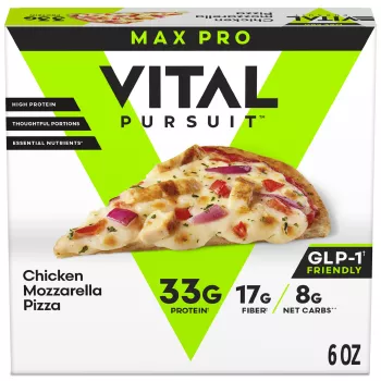 Vista frontal centrada de una pizza con mozzarella y pollo de VITAL PURSUIT con PESO NETO de 6 oz (170 g).