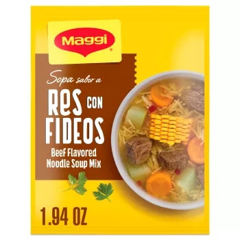 Paquete amarillo con el logo de Maggi y una etiqueta marrón a la izquierda. Olla grande de sopa de res con fideos a la derecha de las etiquetas.
