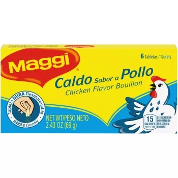 Foto con vista del ángulo izquierdo de un paquete de Caldo sabor a pollo MAGGI con 6 pastillas duras con la ilustración de un pollo en una etiqueta azul claro y amarilla.