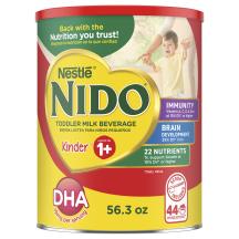 Una lata de Nido 1+ con una insignia que dice "inmunidad, vitaminas A, C y D, hierro y zinc" cerca de un niño que aplaude.