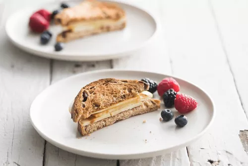 Cazuela de Tostada Francesa de Durazno y Almendras