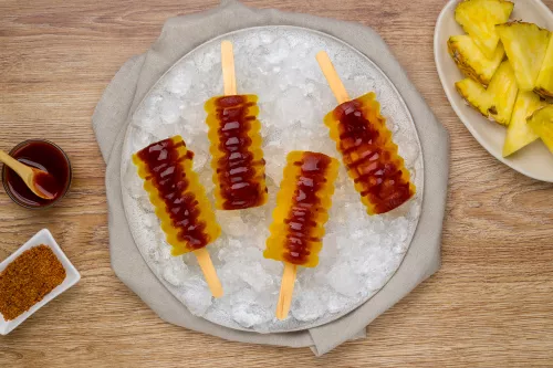Paletas Heladas de Piña con Chamoy