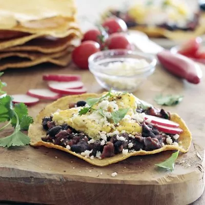 Tostadas de Desayuno con Frijoles Negros