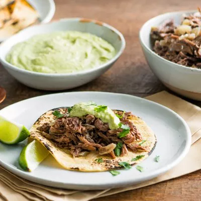 Tacos de Res en Cocción Lenta con Salsa Cremosa de Chile Poblano