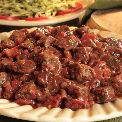 Res Maggi con Salsa y Ensalada de Repollo (Col)