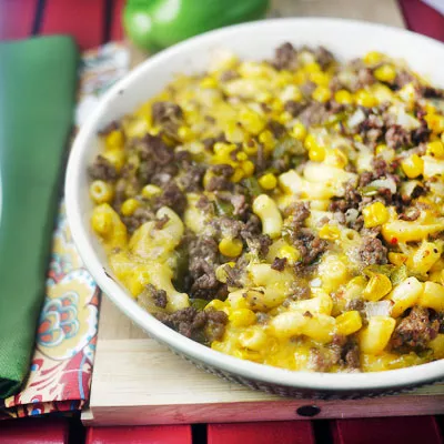 Fotografía de cazuela con pasta, carne molida, maíz y queso fundido