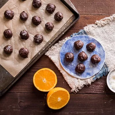 Bolitas de Coco Bañadas de Chocolate