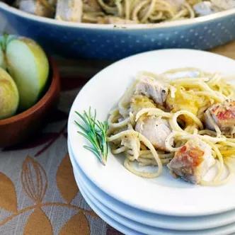 Cazuela de Tostada Francesa de Durazno y Almendras