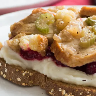 Cazuela de Tostada Francesa de Durazno y Almendras