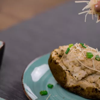 Cazuela de Tostada Francesa de Durazno y Almendras