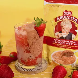 Agua de Fresa con Crema Abuelita