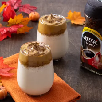 Pastel de queso con especias de calabaza y café batido