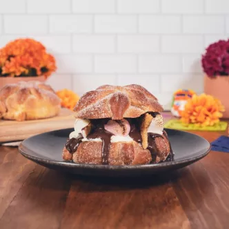 PAN MUERTO S'MORES preparado con Leche Condensada LA LECHERA®