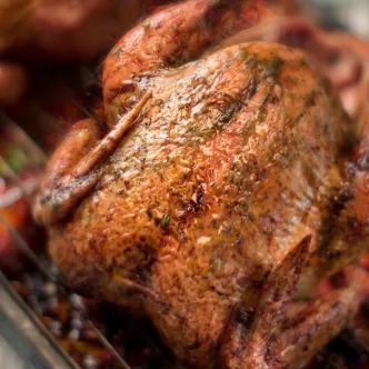 POLLO ESPECIADO SOBRE VEGETALES