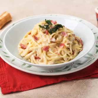 ESPAGUETI BLANCO con TOCINO preparado con Media Crema NESTLÉ®